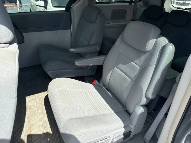 2010 Chrysler Town and Country thumbnail 15
