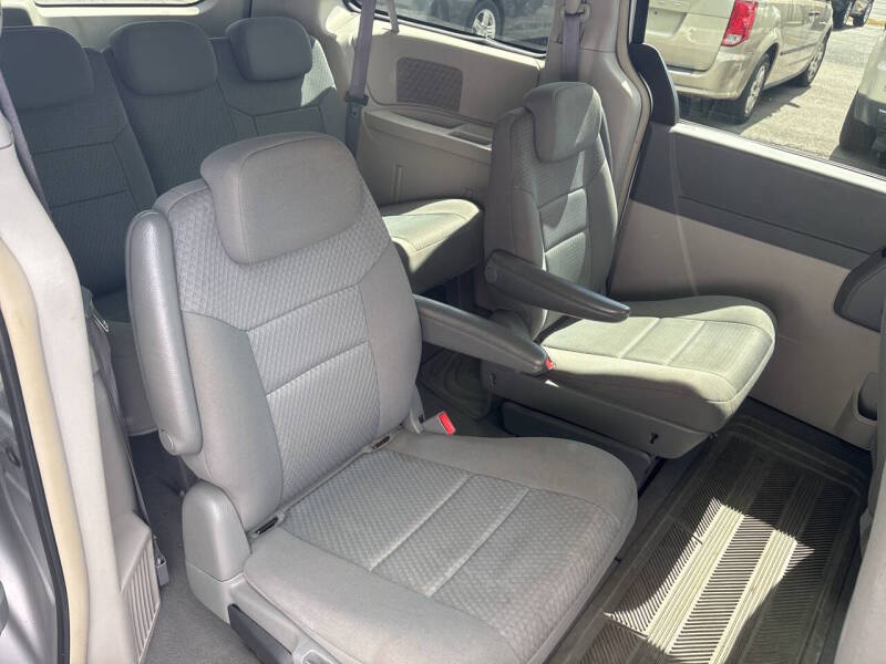 2010 Chrysler Town and Country thumbnail 7
