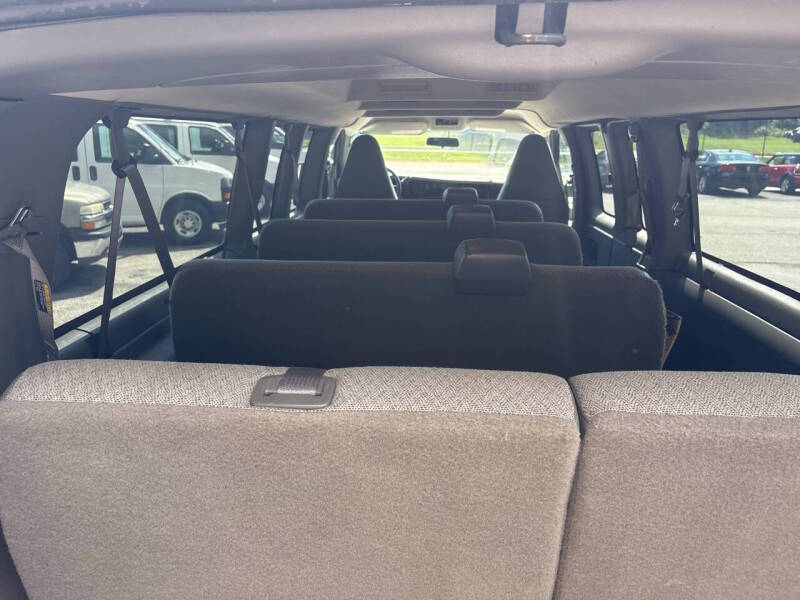 2016 Chevrolet Express thumbnail 14