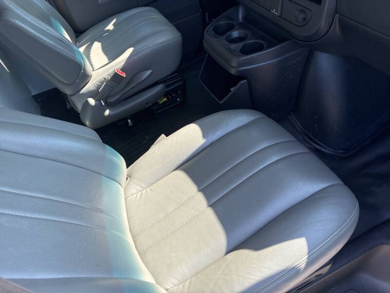 2018 Chevrolet Express thumbnail 11
