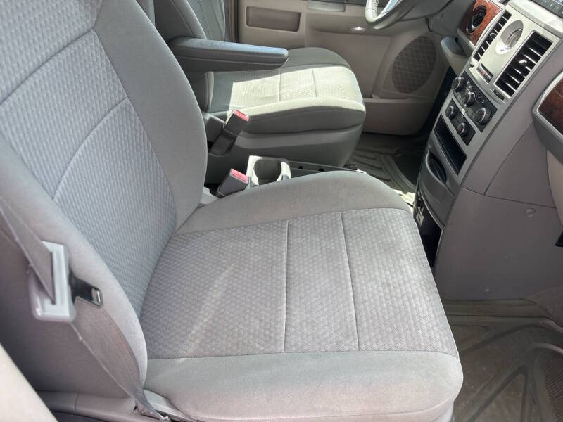 2010 Chrysler Town and Country thumbnail 6