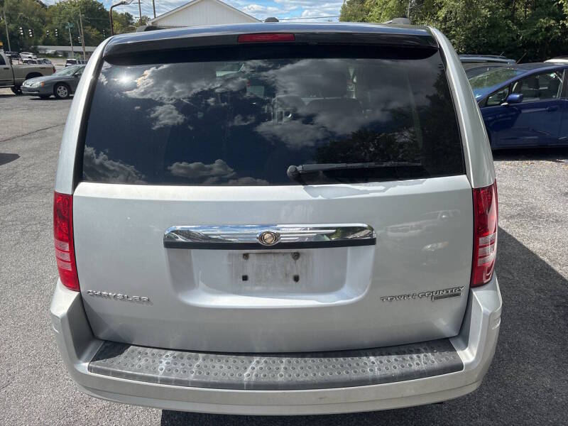 2010 Chrysler Town and Country thumbnail 10