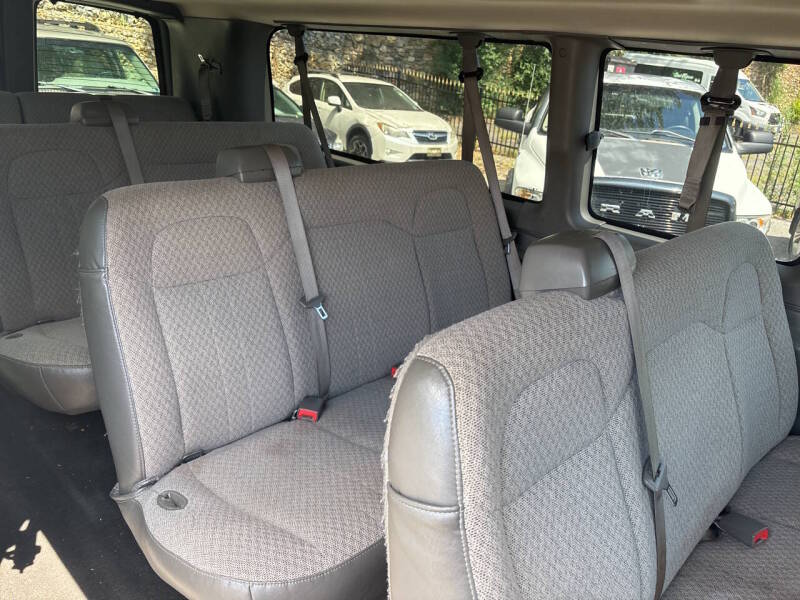 2016 Chevrolet Express thumbnail 12