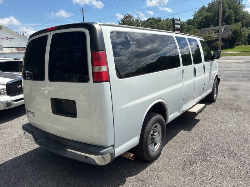 2016 Chevrolet Express thumbnail 7