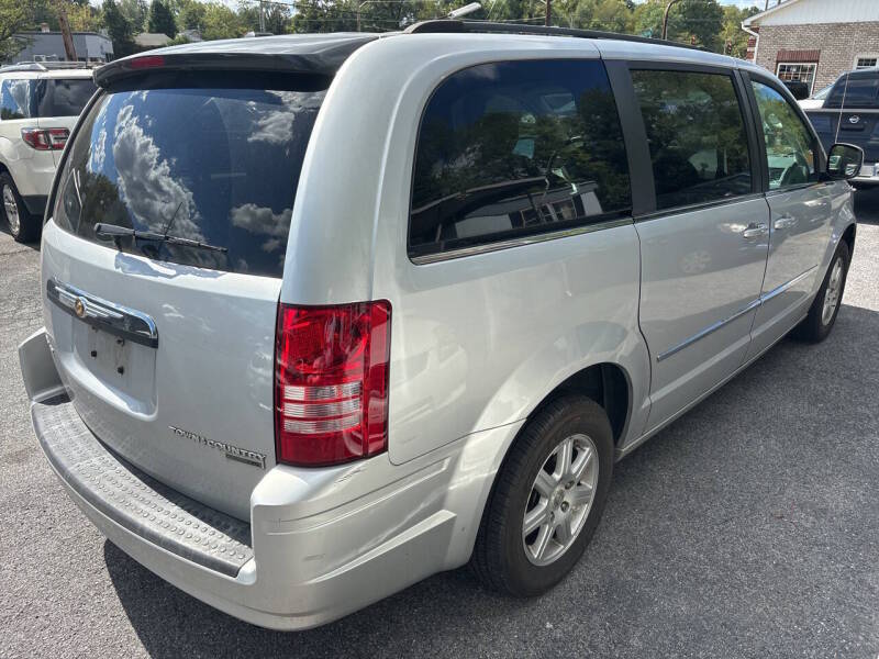 2010 Chrysler Town and Country thumbnail 9