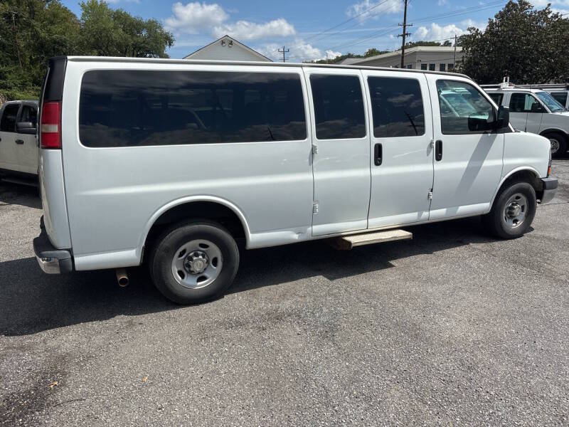 2016 Chevrolet Express thumbnail 5