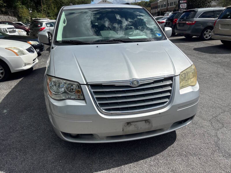 2010 Chrysler Town and Country thumbnail 3