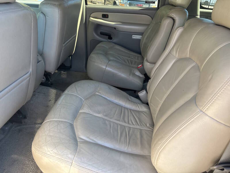 2002 Chevrolet Suburban thumbnail 15