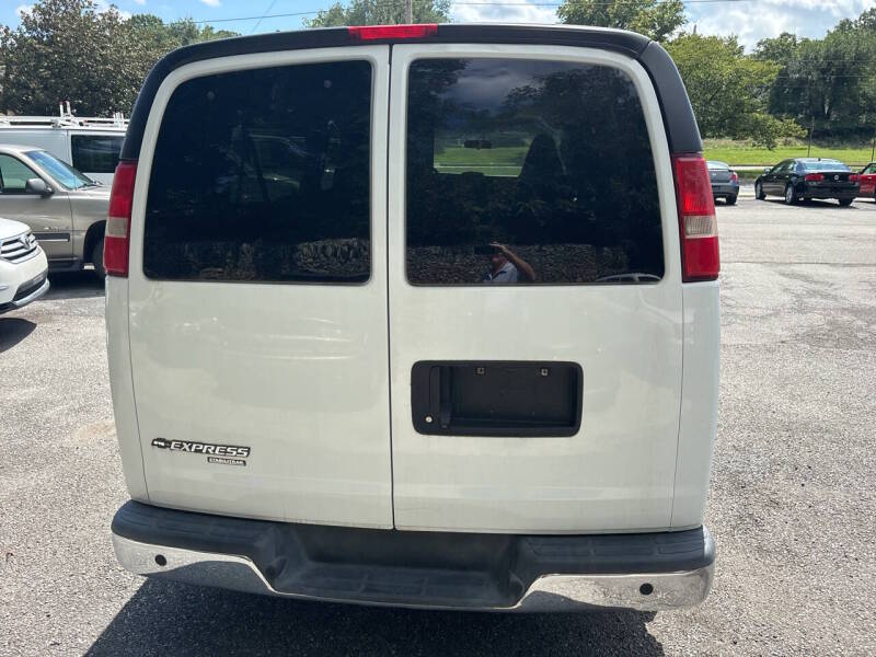 2016 Chevrolet Express thumbnail 9