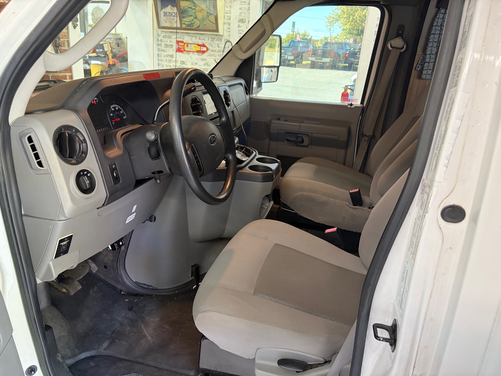 2015 Ford E-350 thumbnail 7