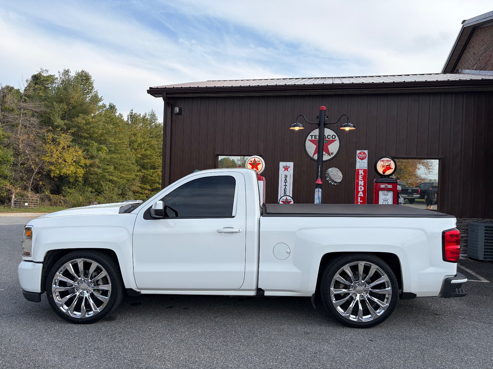 2017 Chevrolet Silverado thumbnail 2