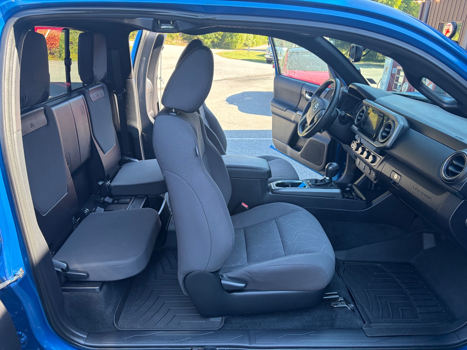 2016 Toyota Tacoma thumbnail 9