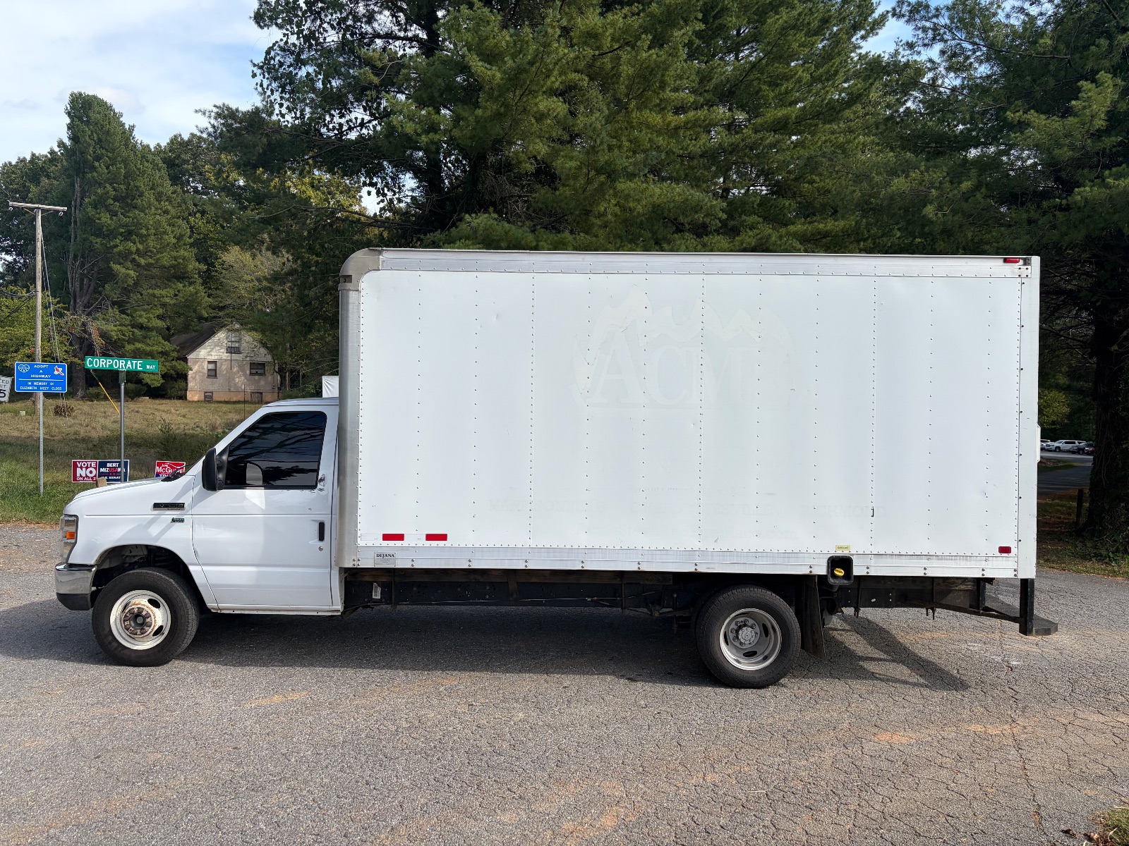 2019 Ford E-350 thumbnail 2