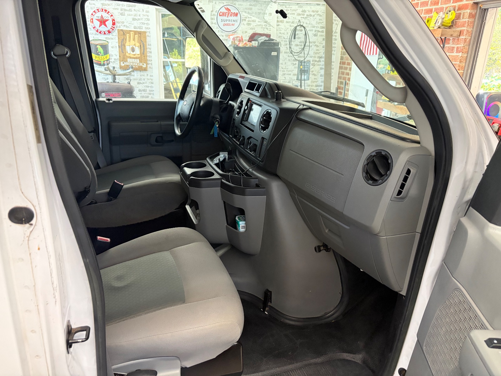 2015 Ford E-350 thumbnail 8